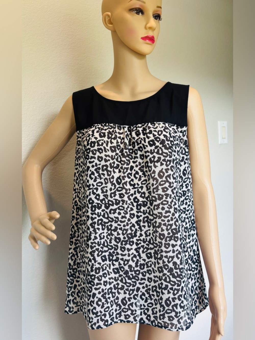 LOFT Black and White Leopard Print Sleeveless Top Back zipper closure